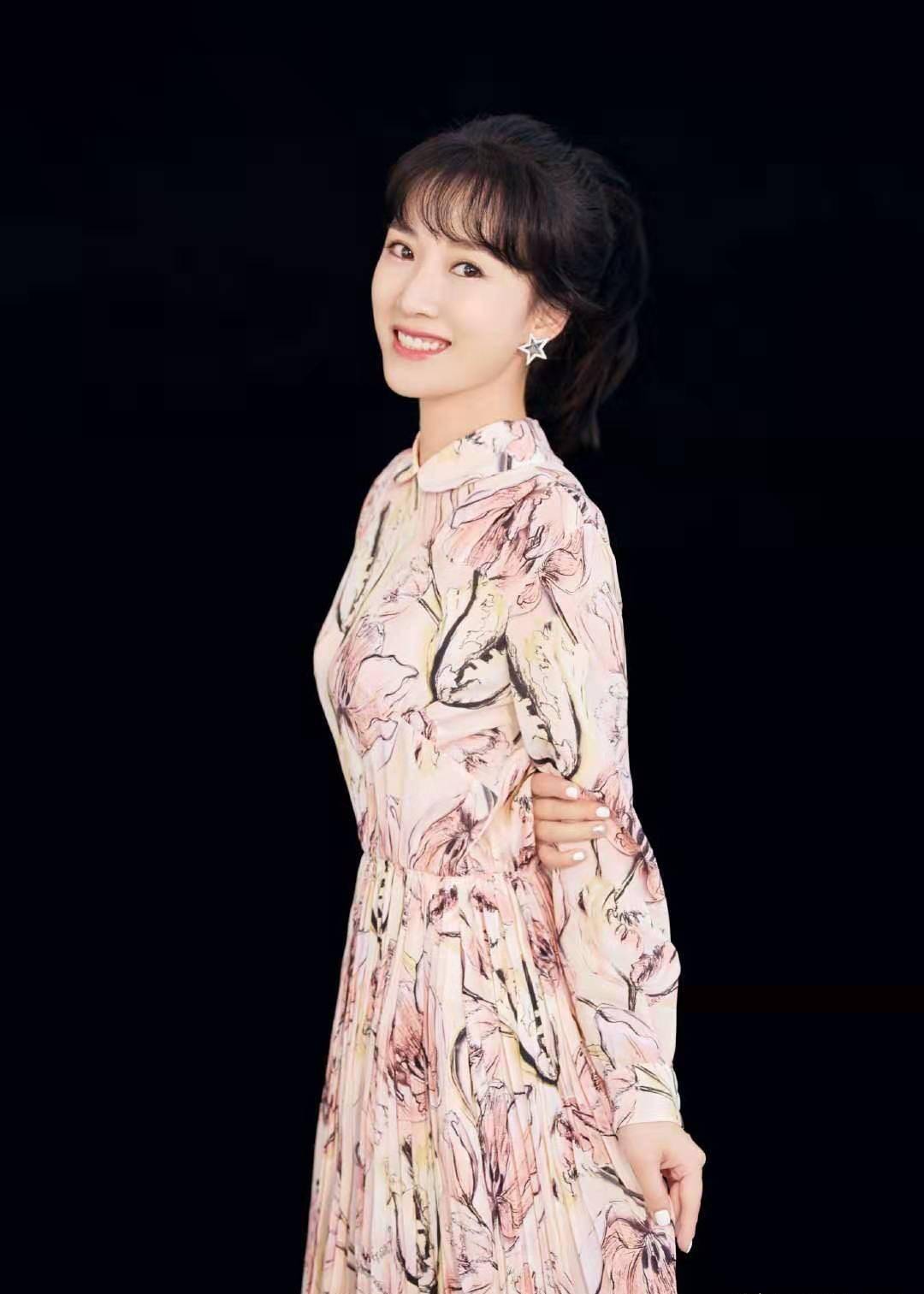 角色34岁李念“少女感十足”,粉嫩裙装演绎人面桃花，百变造型随意切换