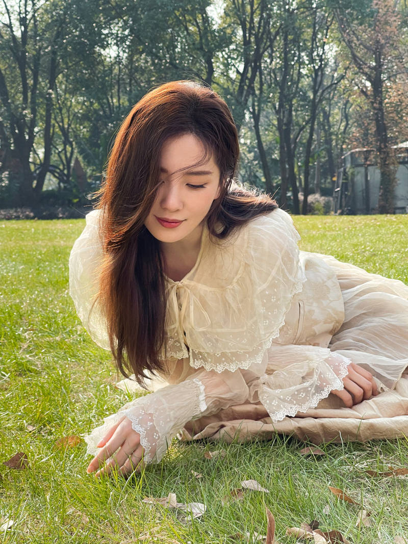 设计 气质真好！刘诗诗拍鲜花写真大片，穿白色连衣裙让人移不开眼睛