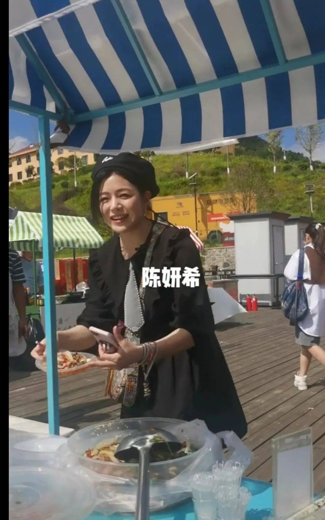 女神宋茜穿的时髦脸却松弛，陈妍希大5岁还少女，就是身高矮的真实！