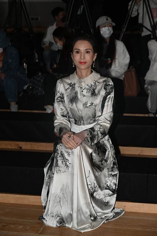 整体 李若彤一袭水墨画长裙出席活动，生图还是那么美，优雅还有气质