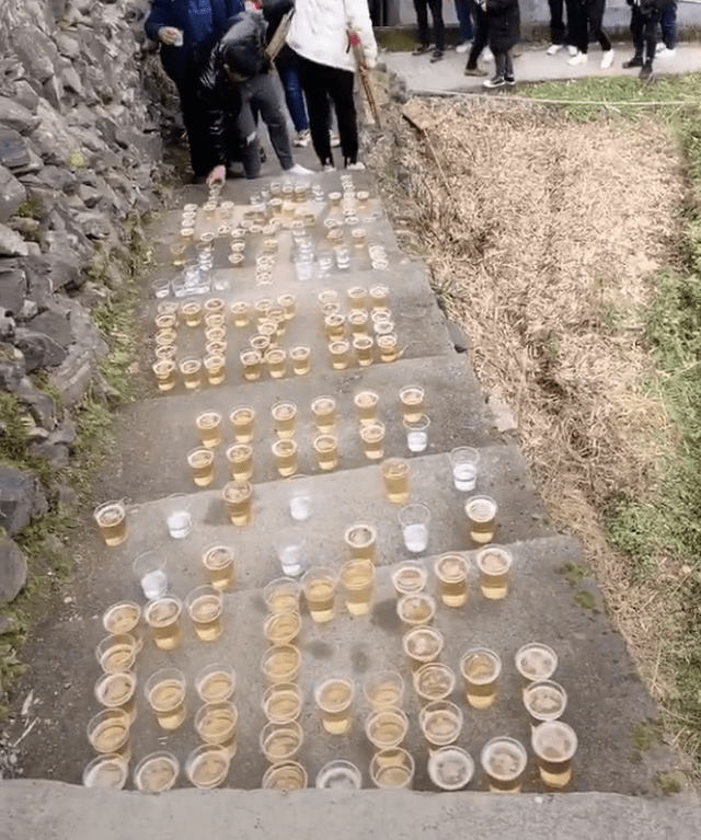 要求男方来的接亲队伍喝完才能进门,美其名曰"拦门酒"