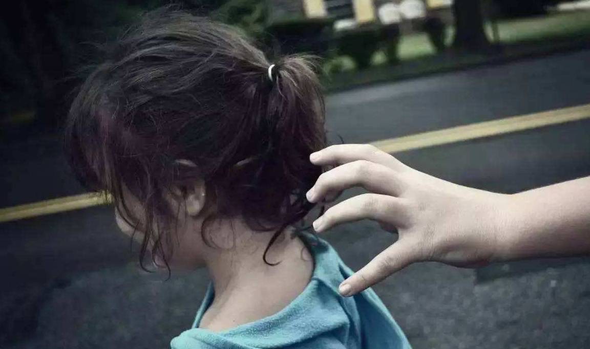 亲戚|被拐走十年的女儿突然回家，邻居都来道喜，爸妈却偷偷去报了警