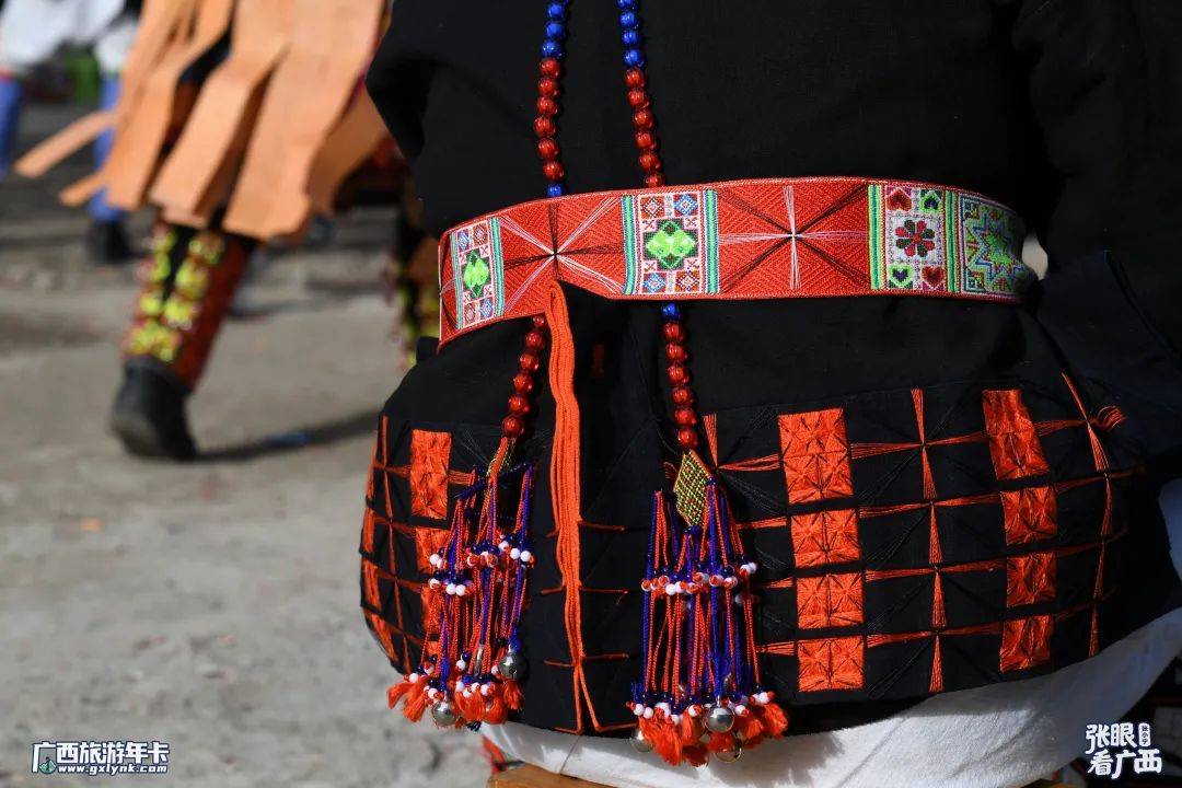 2.19下身为白色七分长档马裤,膝部绣有五条红色花纹.