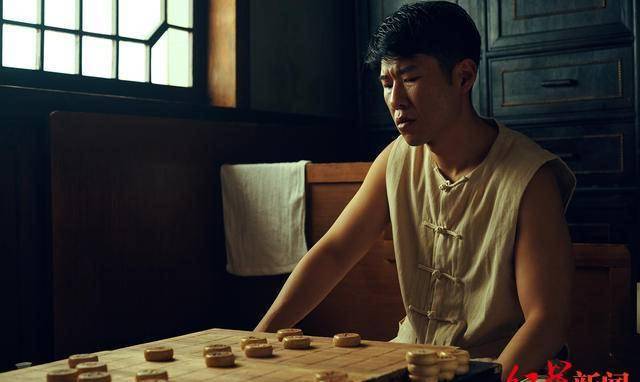 光荣|《光荣时代》配角抢镜 “双面间谍”王骁:能有戏演,我很知足