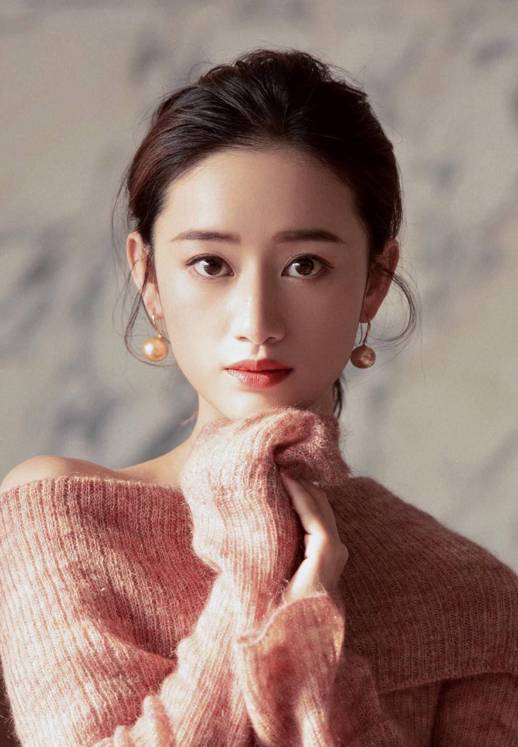 共同的伴娘,今穿露肩毛衣配纱裙,坐姿尽显优雅范_郭晓婷_上衣_样式