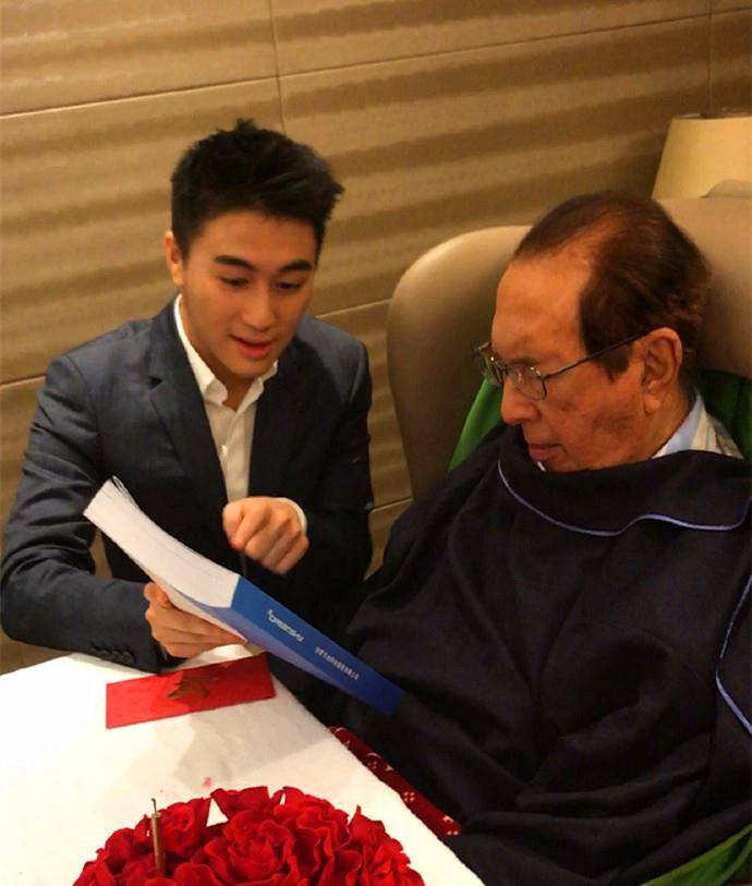 奚梦瑶产后何猷君首现身,光脚穿半拖鞋打扮俭朴却难掩兴奋_长子_方面