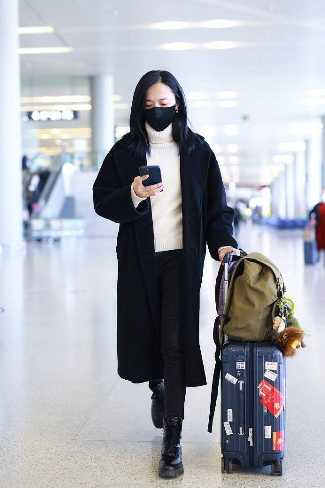 卫衣 姚晨一家四口同框挺幸福，穿大衣配卫衣潇洒率性，看得出中年气场