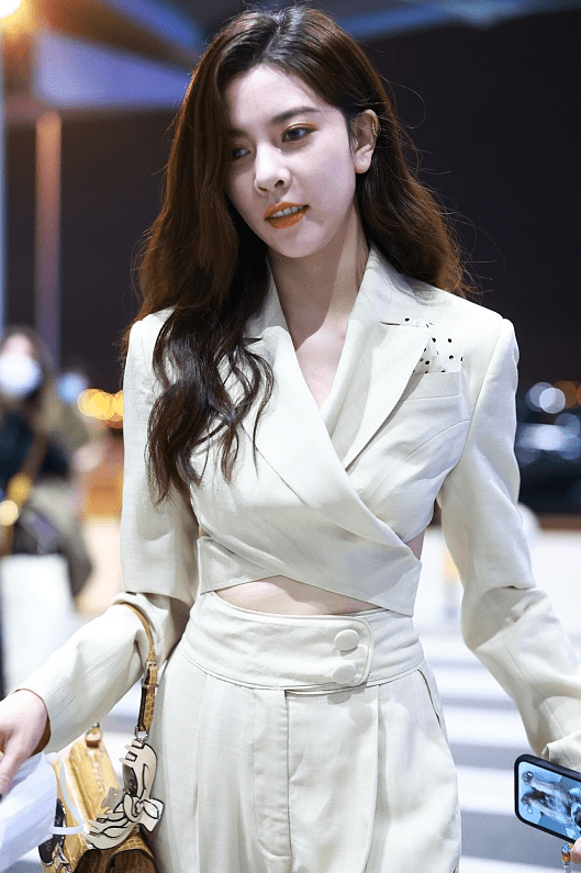 服装 宋妍霏这西装挺心机,短款+交叉设计显出小蛮腰,就是裤子挺显胖