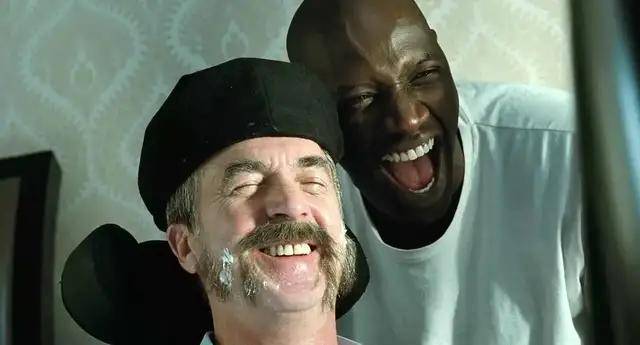 这部电影根据真实故事改编,讲述了一位贫民窟的黑人青年与残疾白人大