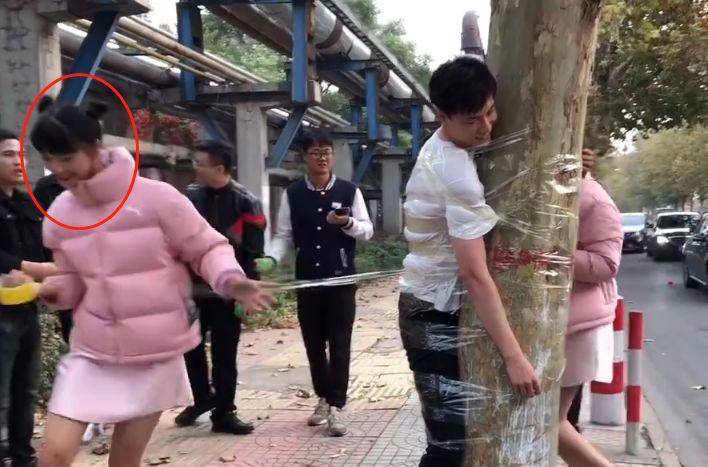 原创明星结婚也婚闹新郎被胶带绑在树上11月份穿短袖被泼冷水