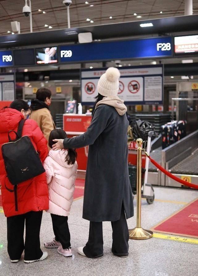 卫衣 姚晨一家四口同框挺幸福，穿大衣配卫衣潇洒率性，看得出中年气场