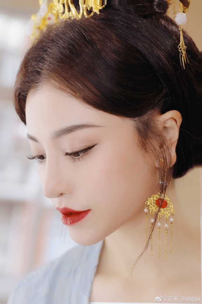 "可见葛天古装扮相,透露出一种倾世与清冷的美.仅是看葛天新剧的