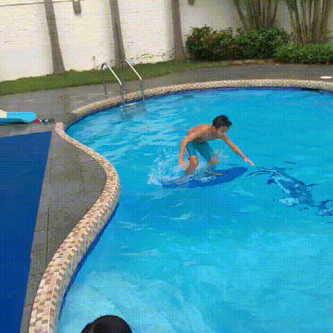 小男孩游泳光膀子图片