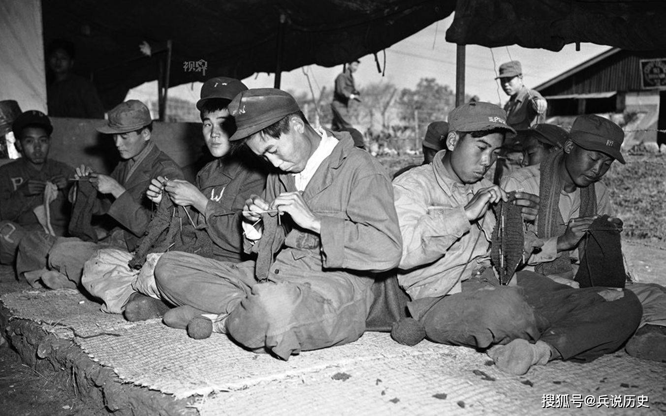 教官"王先生"召集张文荣他们开会:"一会就要将你们空投到中朝军队后方
