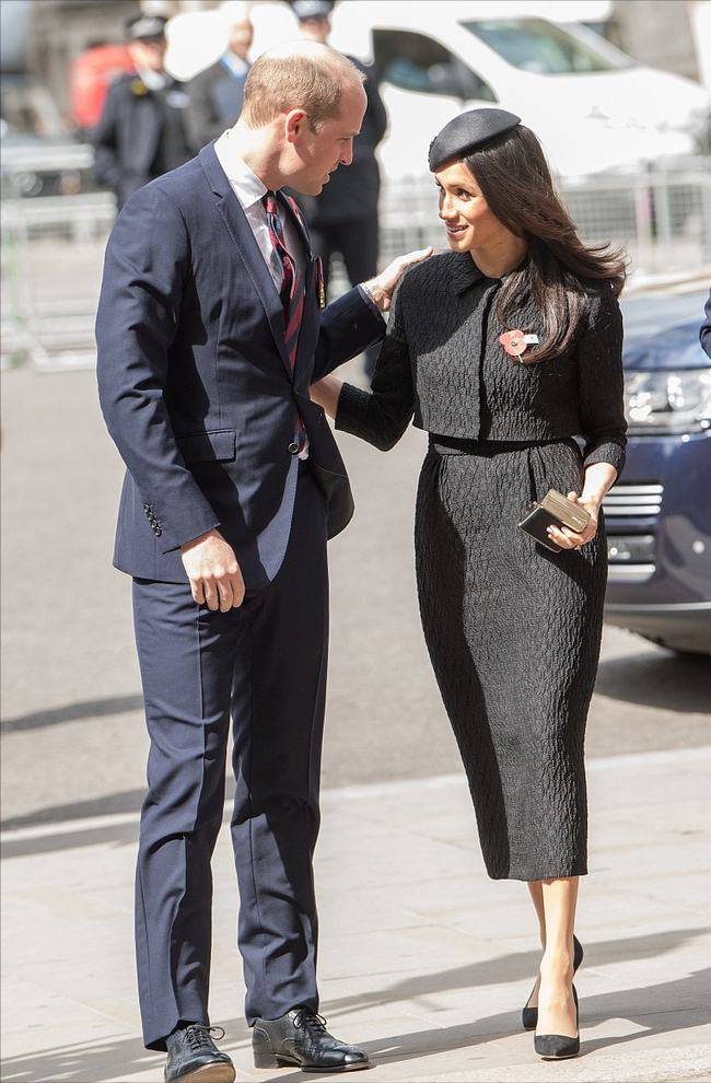 大气 梅根不当王妃穿衣更随意了,“睡衣套装”随性大气,穿成时尚博主