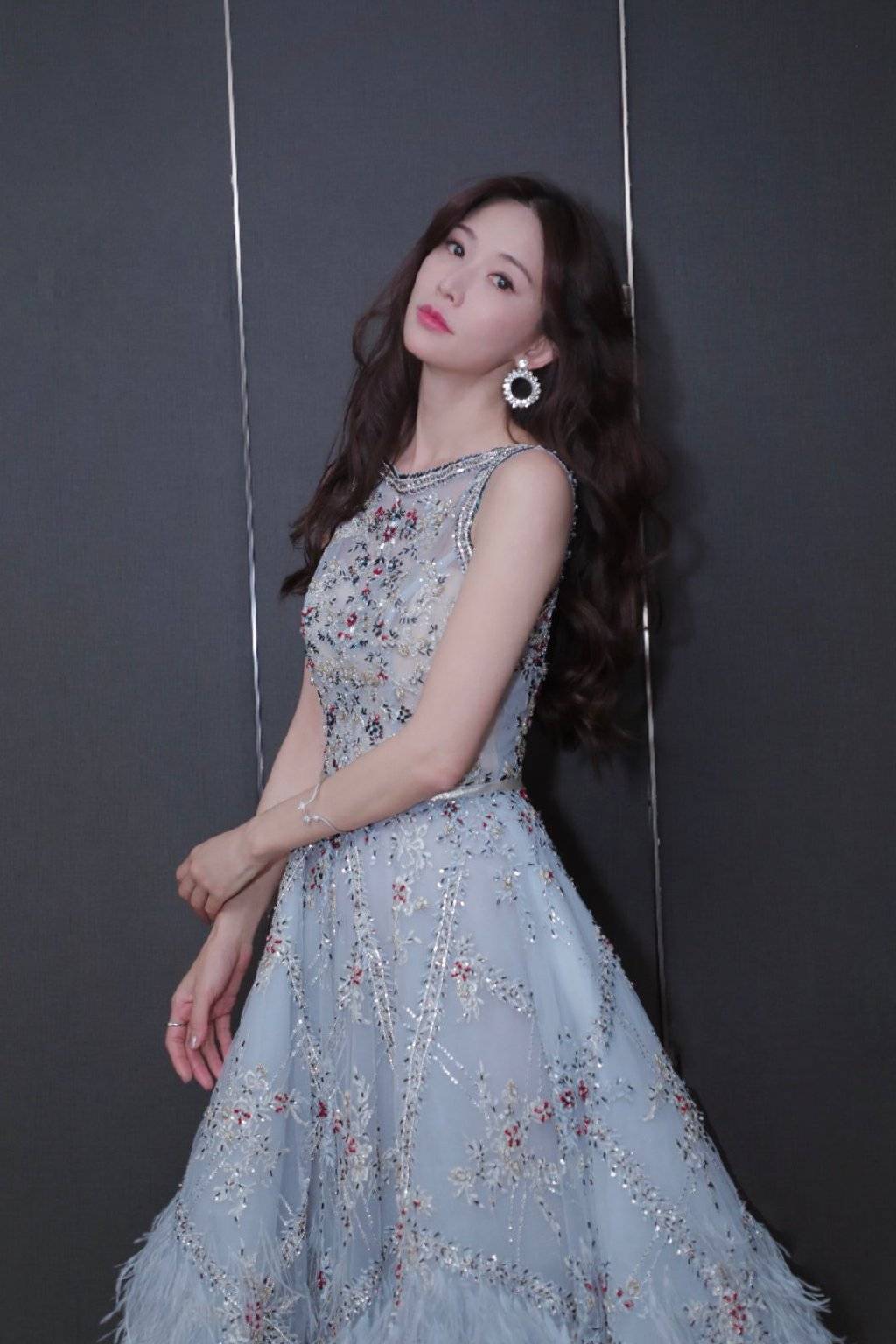 林志玲嫁人后依旧少女,穿亮片刺绣羽毛裙,优雅似"仙女下凡"_连体_元素