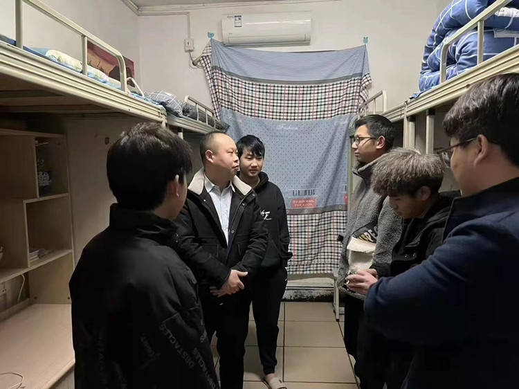 华学中|心系新生 关怀入寝|成都新华高级技工学校校领导走访慰问2022级新生