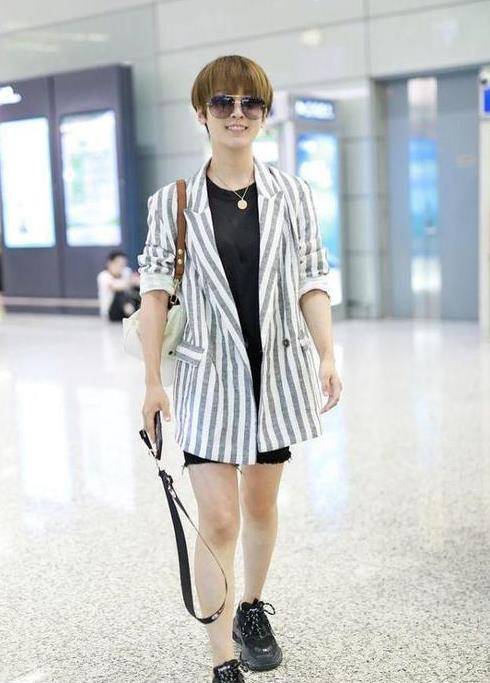 谢楠作为战狼吴京的老婆气场也是很强的穿西装裙毫不怯场