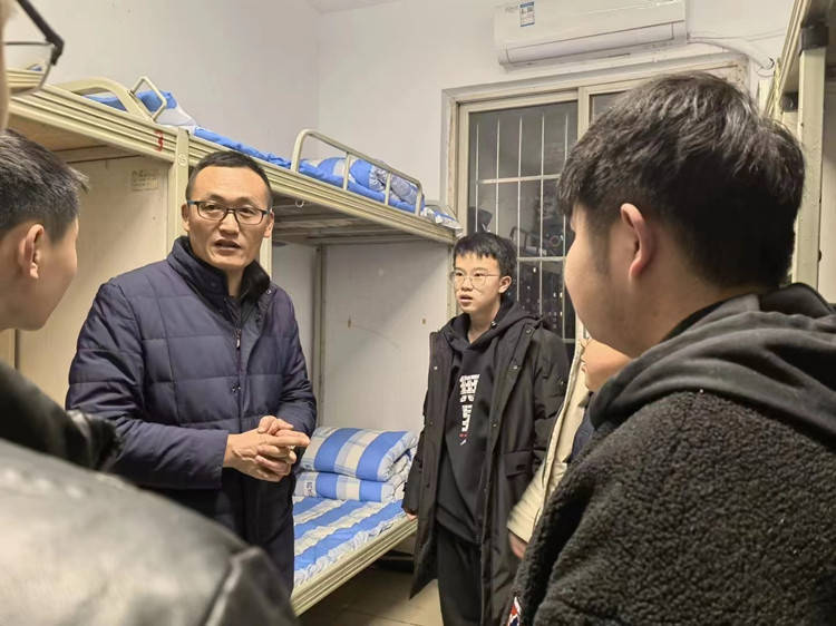华学中|心系新生 关怀入寝|成都新华高级技工学校校领导走访慰问2022级新生