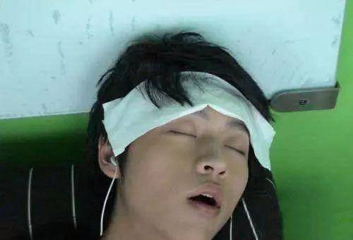 睡觉也戴着耳机,可以看得出他真的很拼,从他张嘴打瞌睡的模样也能知道