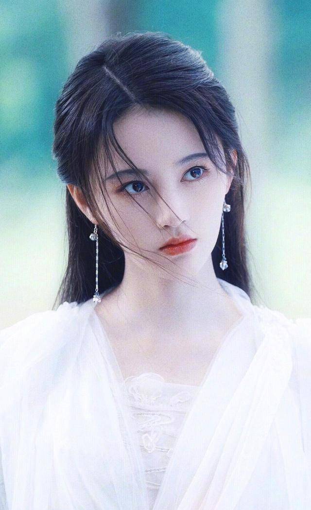 欧美厚谁说薄唇是刻薄相？她们明明就还原了“樱唇初绽”的古典美