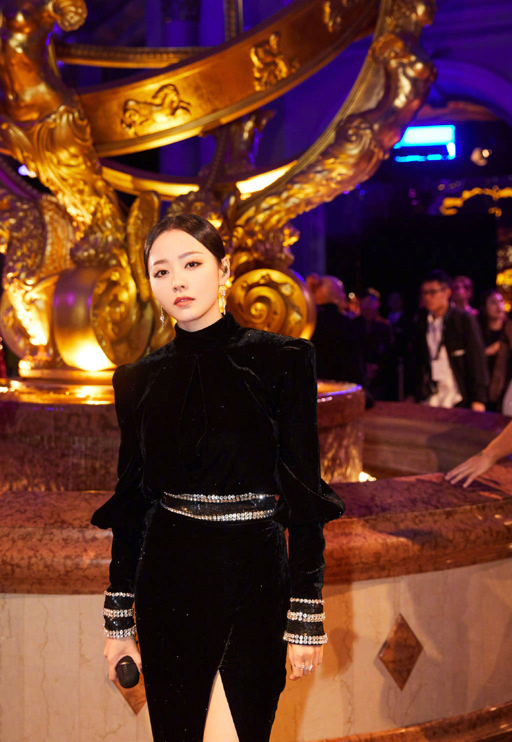 张靓颖出席活动,黑色丝绒裙开叉到大腿,镶闪亮钻石壕气十足_增加了