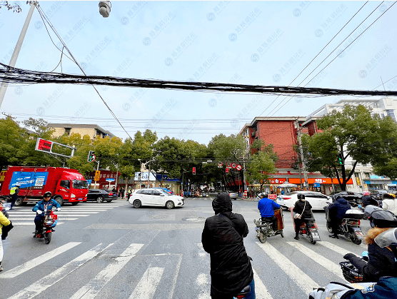 九亭大街与九新公路交汇处街景 凤凰网房产上海站摄于2022.2.