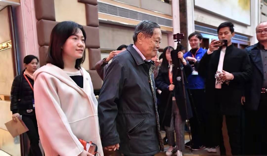 显得 看了45岁翁帆的中年穿搭，才发现原来气质比长相更重要