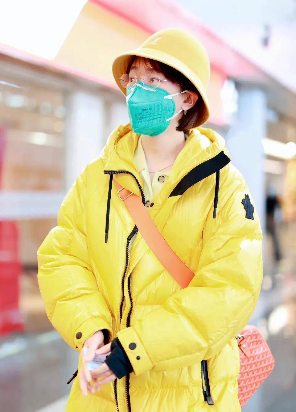 焦俊艳戴着渔夫帽,穿着黄色羽绒服,像行走的大黄鸭,看着好可爱_感觉