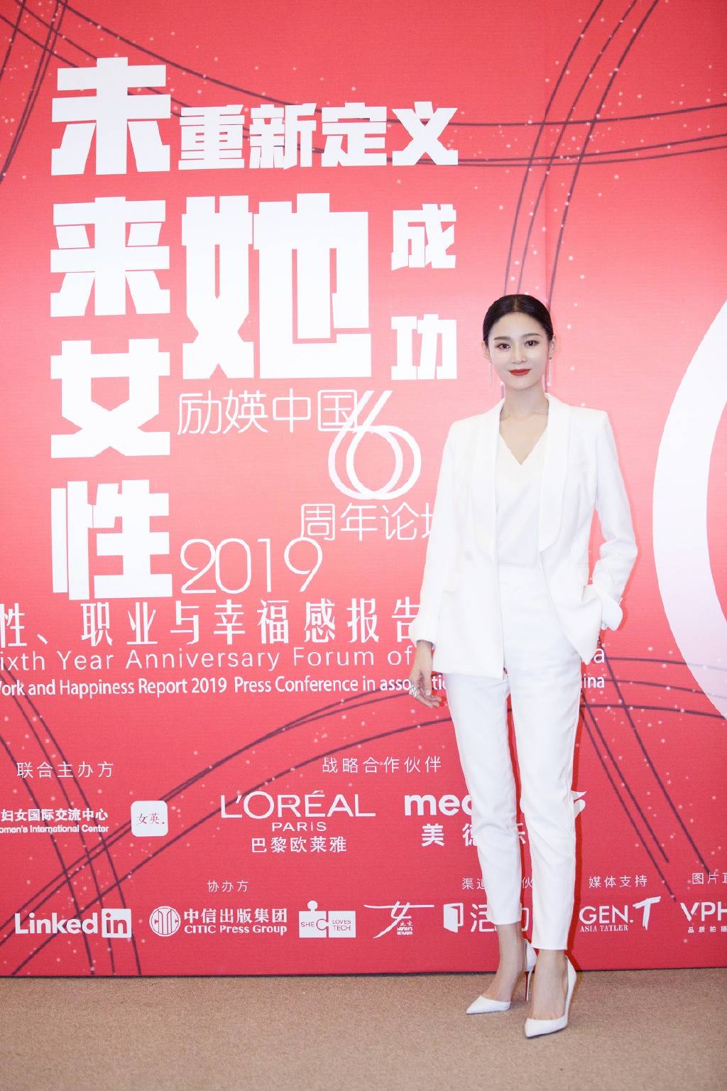 演《延禧攻略》她34岁登事业巅峰,穿v领开叉裙,优雅似女王_王媛可_系
