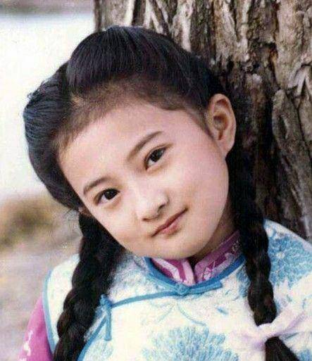 蓝色 “小婉君”金铭生日晒近照,满脸笑容对镜头比耶,39岁元气满满