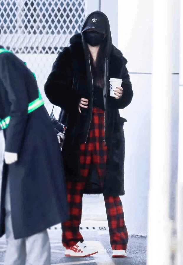 绝版 杨幂穿搭太抢镜,身背高价绝版“二手包”,小挂件让粉丝秒抢空