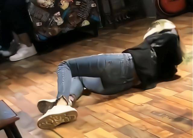 妙龄女子酒吧醉酒,躺地脱上衣丑态百出,让人不忍直视_感情_酒精_麻醉