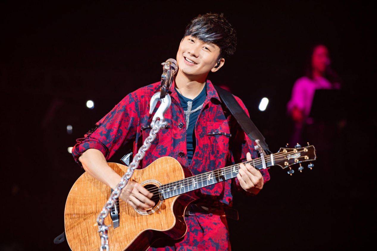 他的父亲林远翔早些年是新加披电信集团的股东之一,而且除了这个,还有