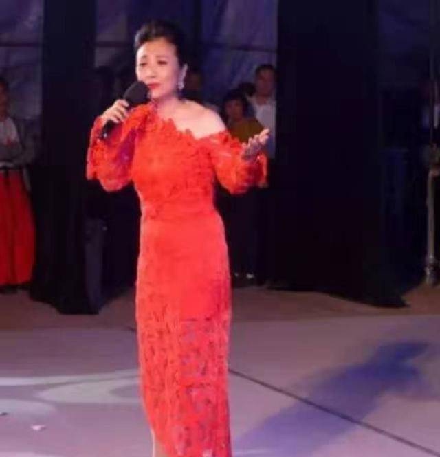活动72岁汪明荃近照曝光，身材纤细精神好，一袭红衣气场全开