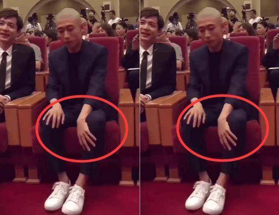 本想跷二郎腿,发现有镜头后,反应太可爱_摄像机_作品_韦小宝