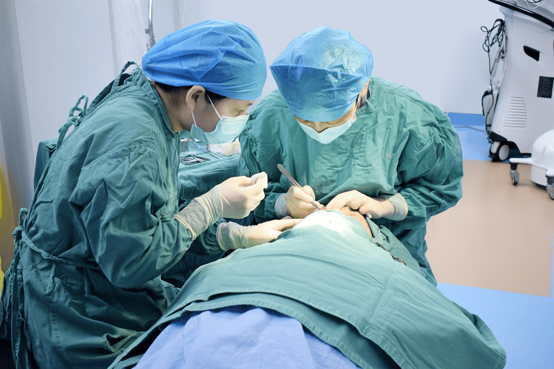 姜冬:做贴心眼整形医生,让专业与美学深度融合_姜主任_手术_眼睛