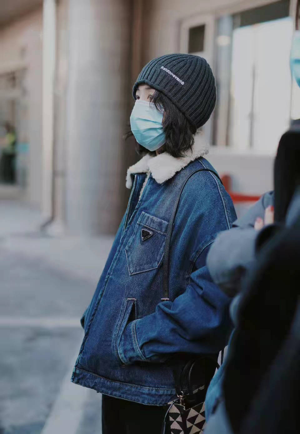 黑色 张子枫恋情曝光后首现机场,穿翻毛领牛仔外套配小黑裤,清冷少年感