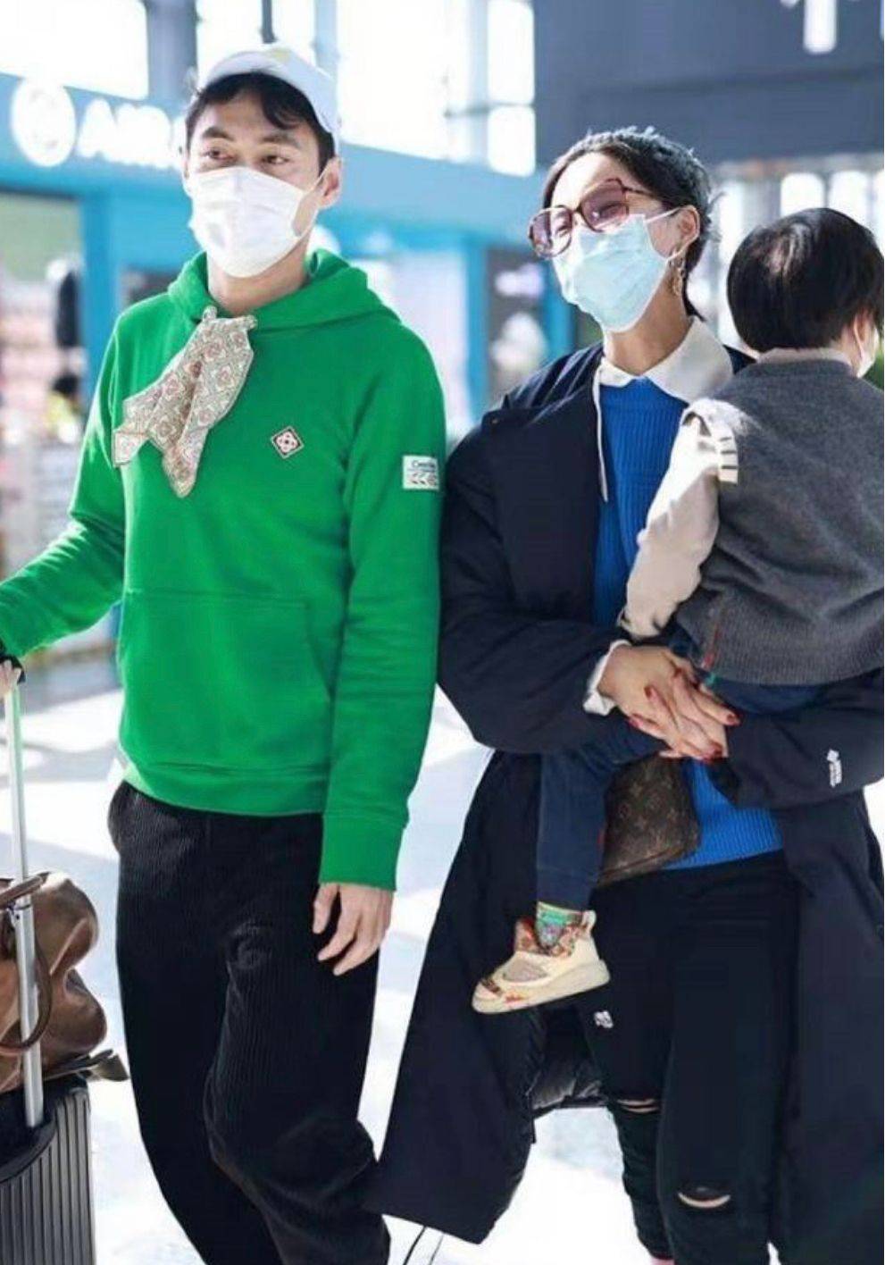 第一步:要根据自身条件和优势去选择一,如何避免选到不适合自己的服装