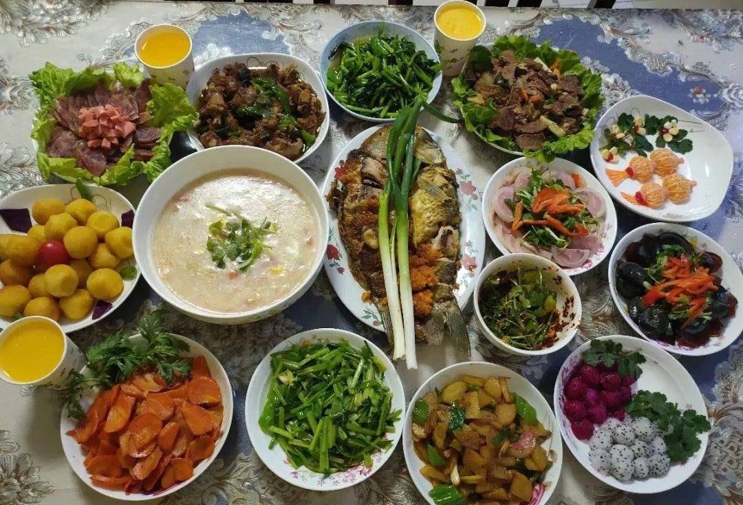 女孩吐槽北方婆婆做的饭菜无从下筷,北方饭桌上,看不到这盘青菜_年夜