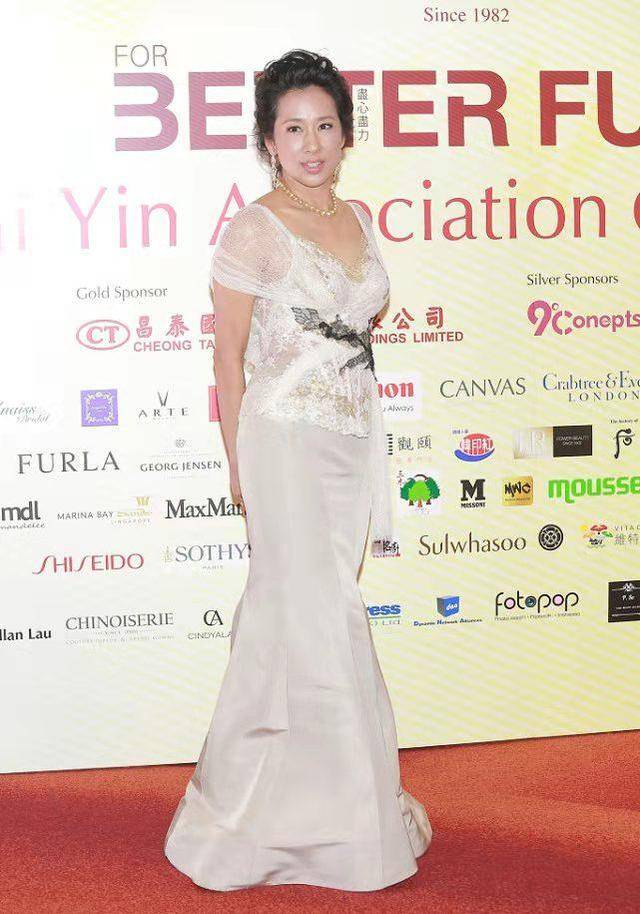 鱼尾 朱玲玲携二婚丈夫出席活动,穿鱼尾裙身材零赘肉,丈夫超儒雅