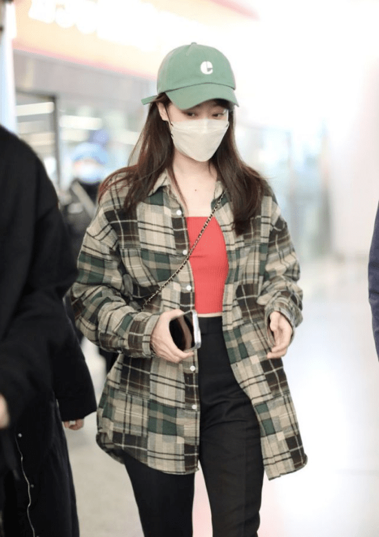 饱和度 张小斐这气质简直绝了！穿红配绿不仅不显俗气，反倒高级又时髦