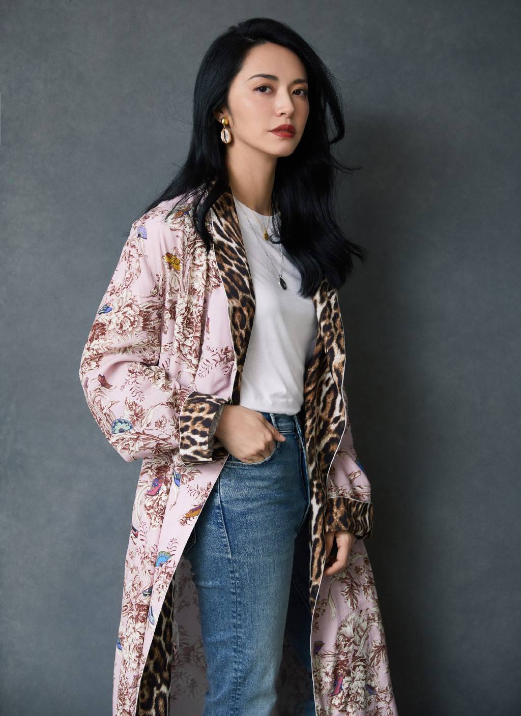 原创40岁姚晨现身穿粉色印花风衣配牛仔裤气场满分总裁范十足