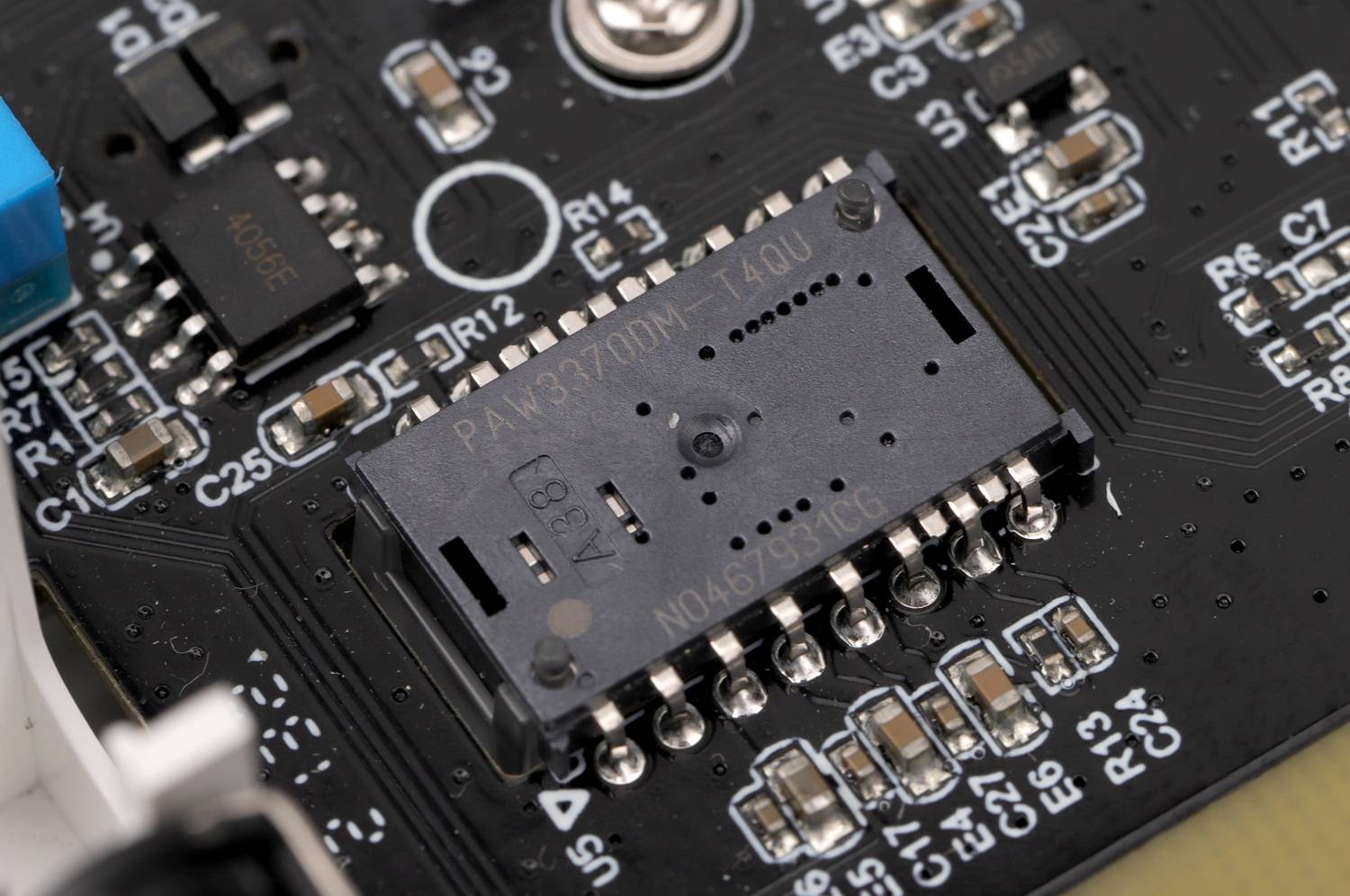 第一个上市的高端三模游戏鼠标,配置也不低,由原相paw3370 匠盟compx