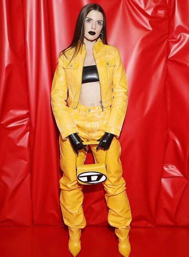 卡戴珊 坎爷前任与卡戴珊同台！柳烟橙皮衣+猫女妆超吸睛，身材比金姐好