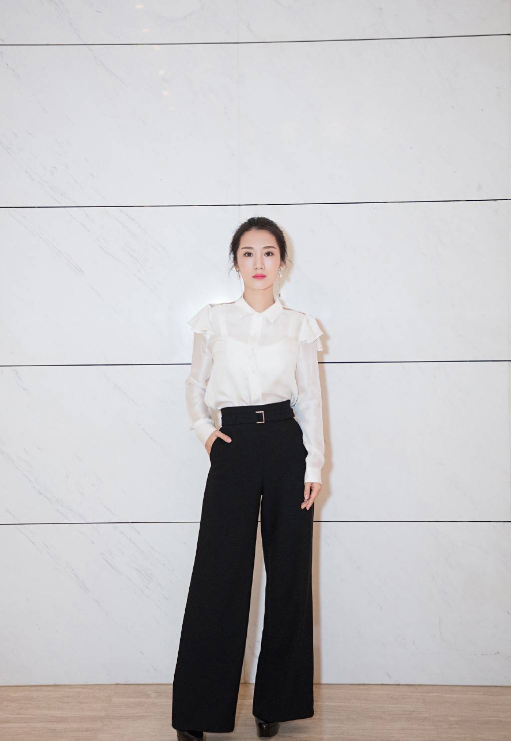 《都挺好》中她是苏明成老婆,穿拼接卫衣配短裙,34岁美成少女_李念