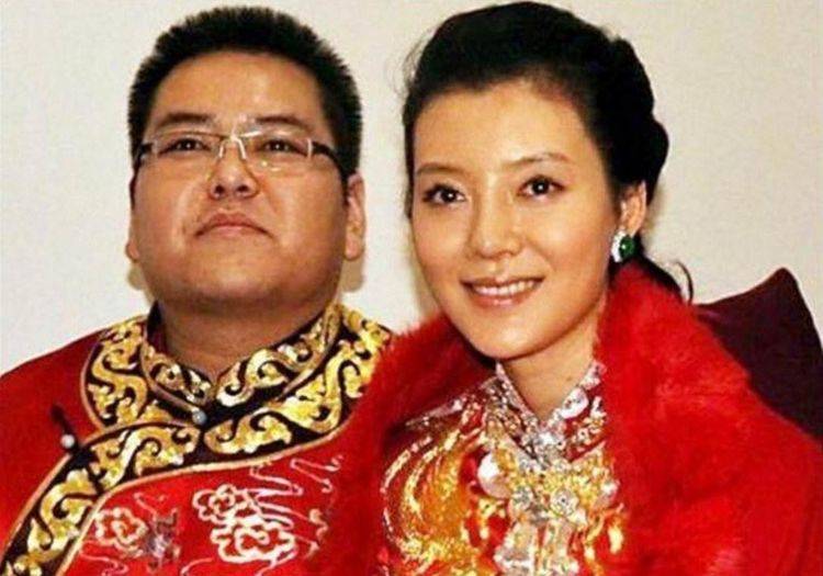 车晓的父亲后来重新组建了家庭,现任妻子是演员何洁,不知道车