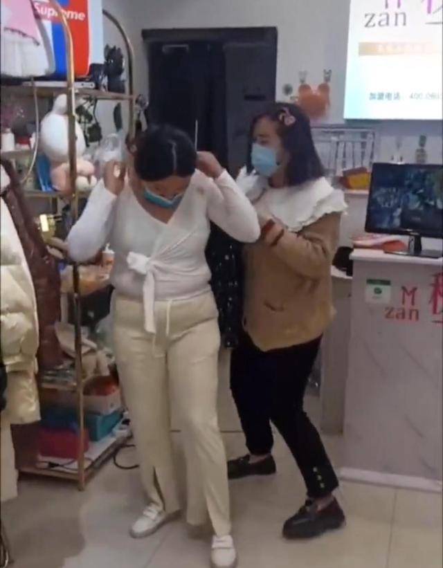 那件 一女子进服装店看衣服，老板娘尽对她说好听的话，她却信以为真