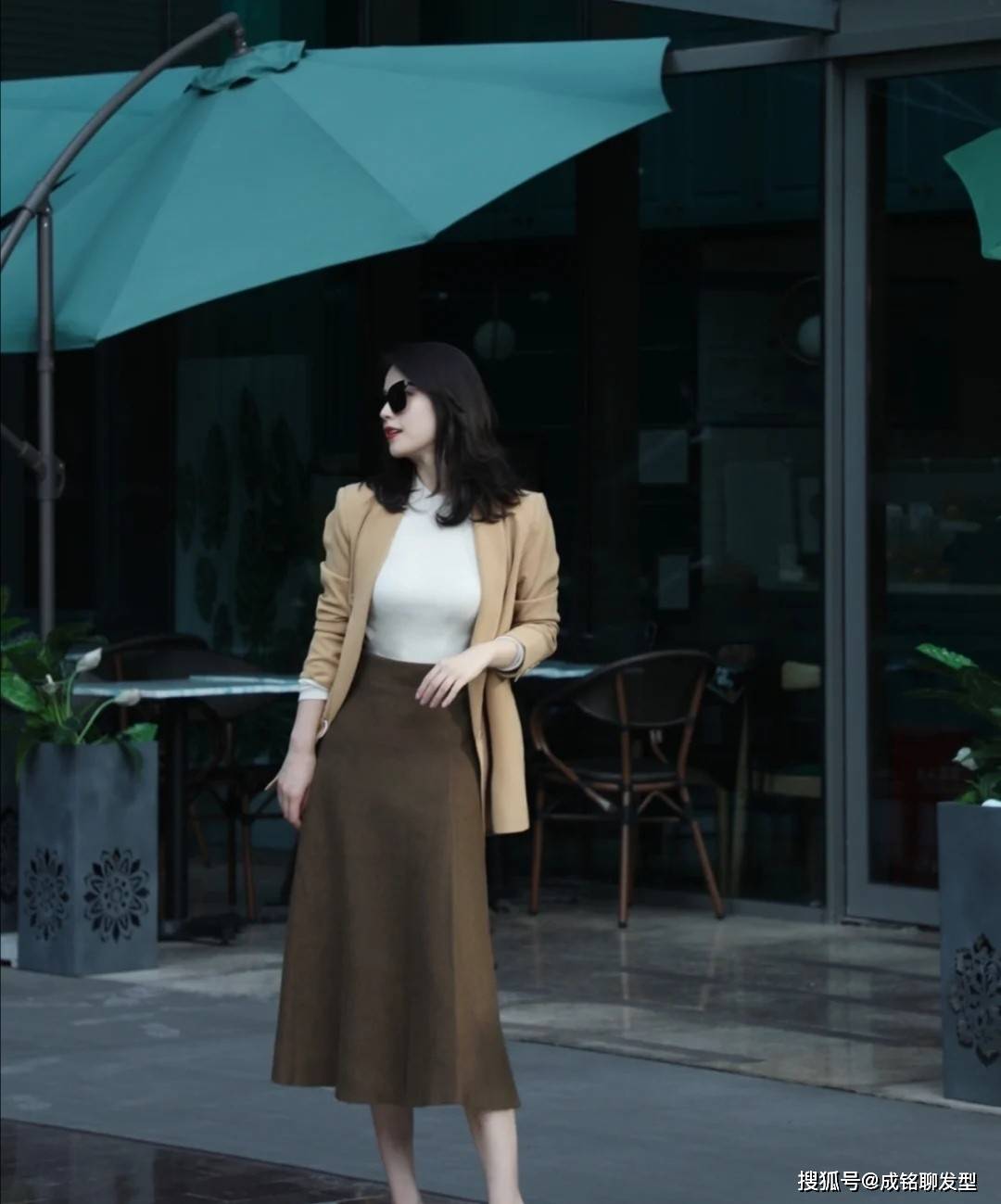 下半身 好看的早春通勤穿搭，“西装+半身裙”优雅又显瘦，时尚又养眼