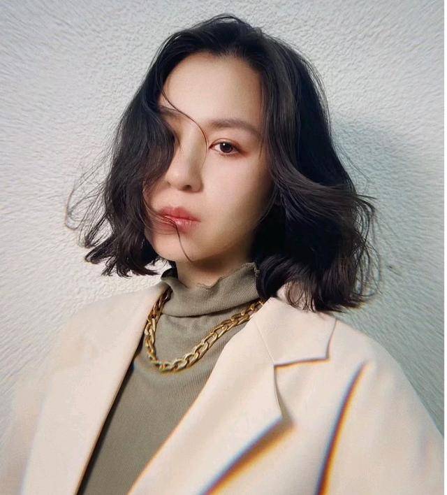 发型这才是50岁女人最应该尝试的发型，它叫“齐肩烫”，减龄显年轻